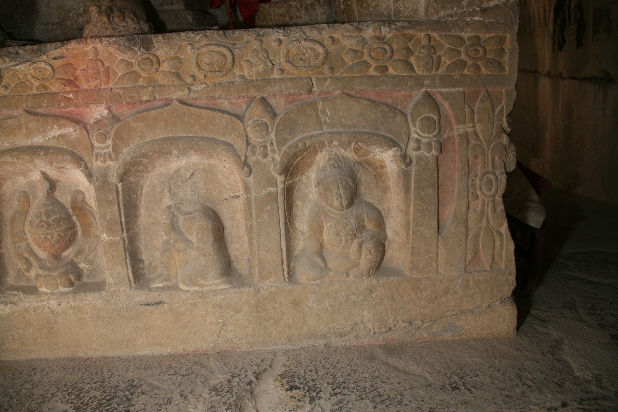西窟：中心柱基座，东侧：神王，跪姿僧人和香炉
