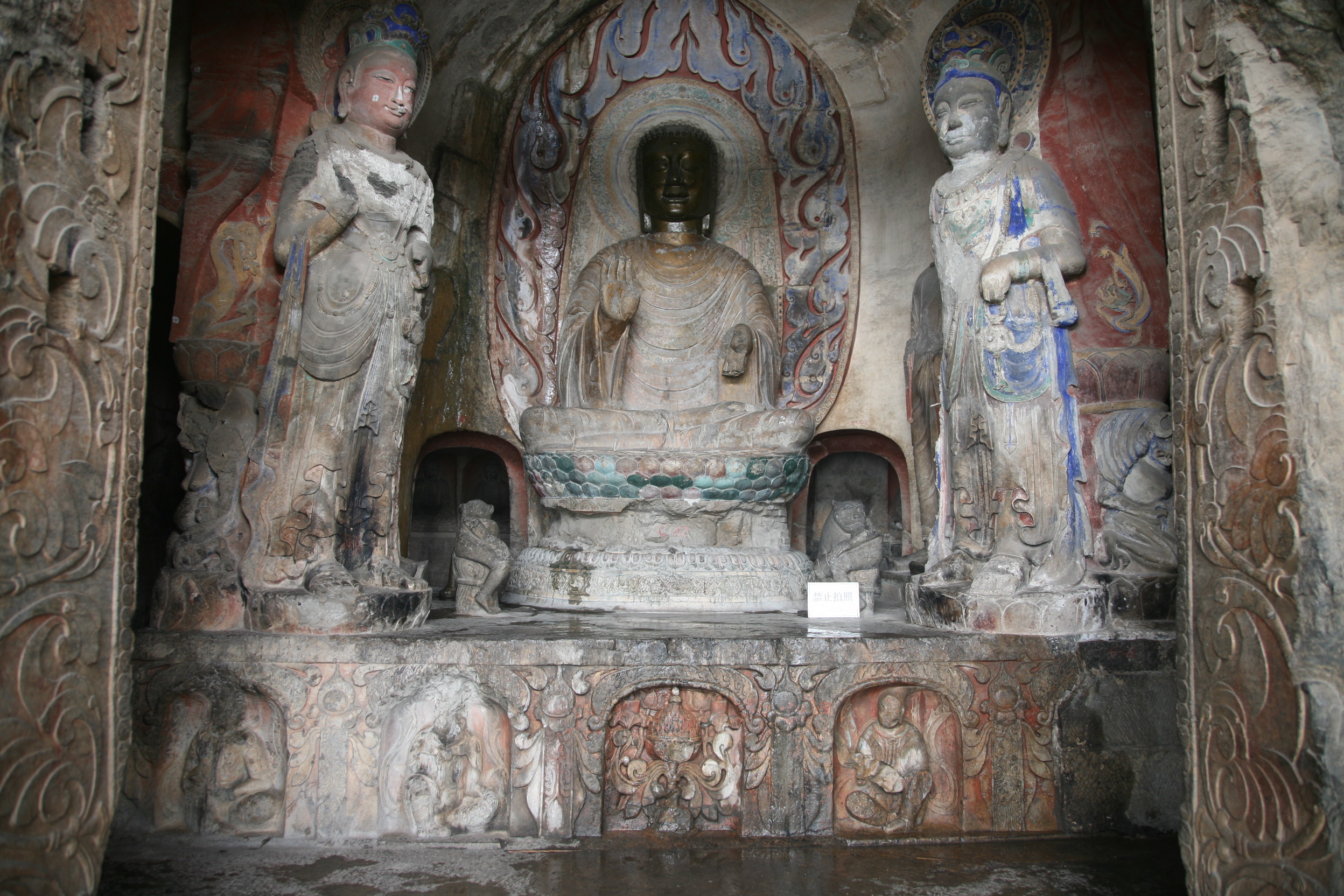 Xiangtangshan Middle Cave central pillar front, Main Altar
