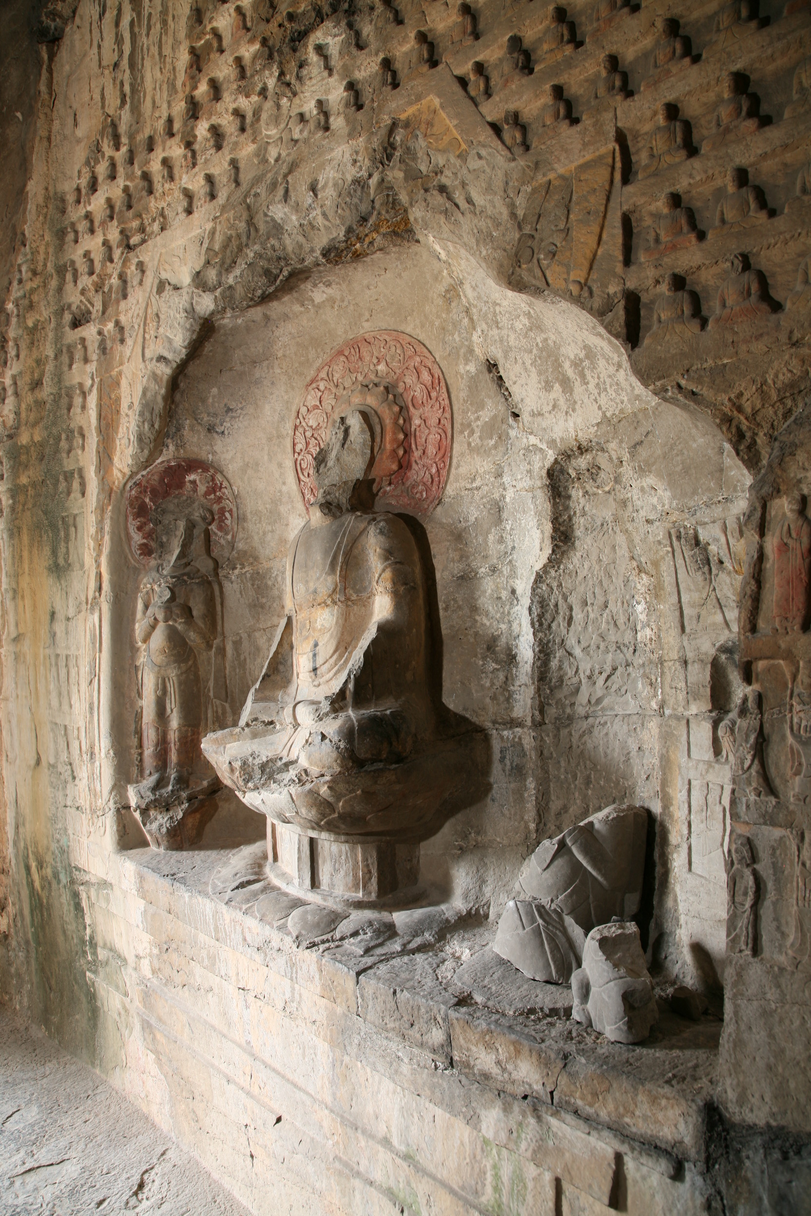 Shuiyusi niche on the left wall and small 'Thousand Buddhas'