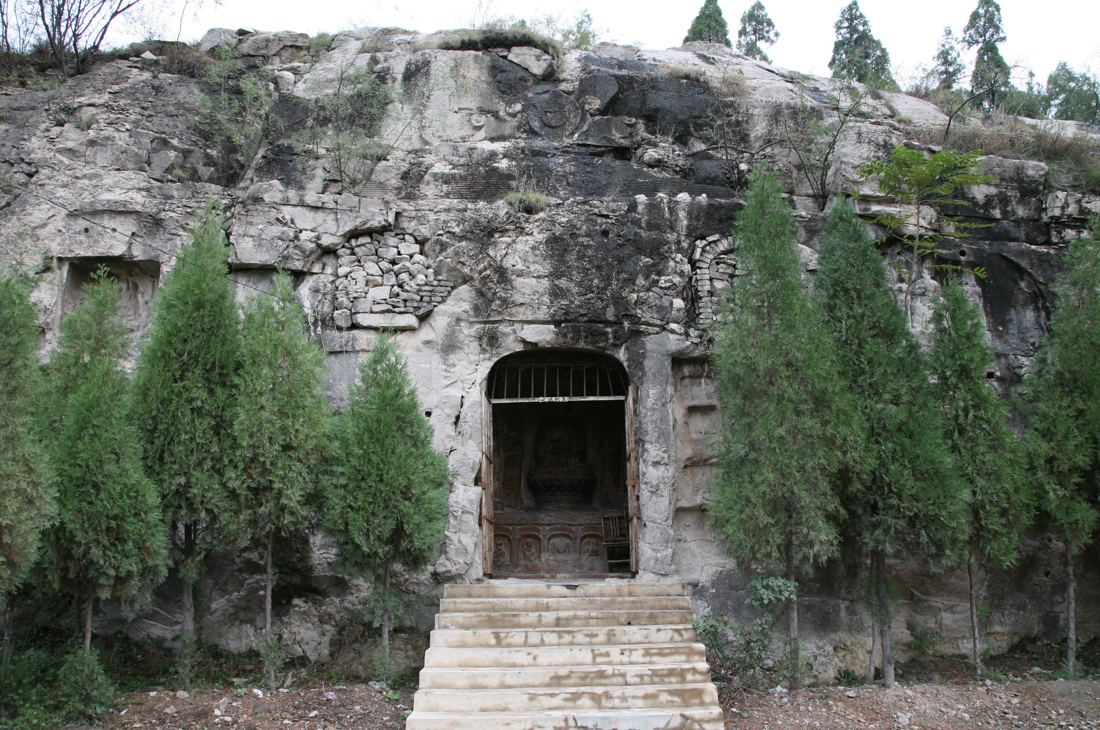 西窟外部立面上也有覆钵顶轮廓和明窗的痕迹，顶端还有摩尼宝珠。